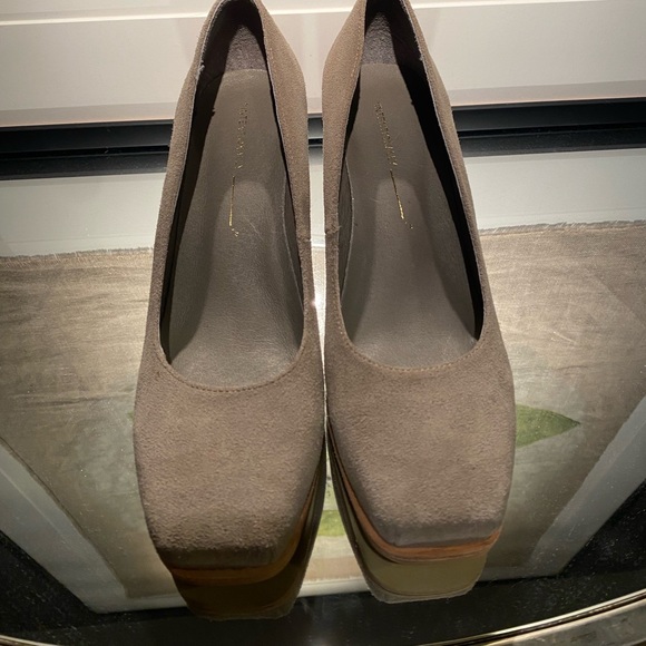 Intentionally Blank Heels - Picture 2 of 4